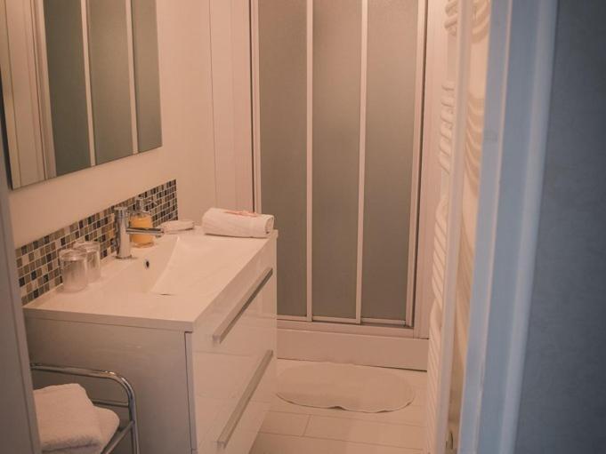 La Maison Periot Trevieres Phòng bức ảnh